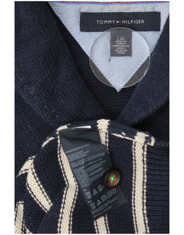 Męski sweter Tommy Hilfiger z szalowym dekoltem i dużymi granatowymi paskami