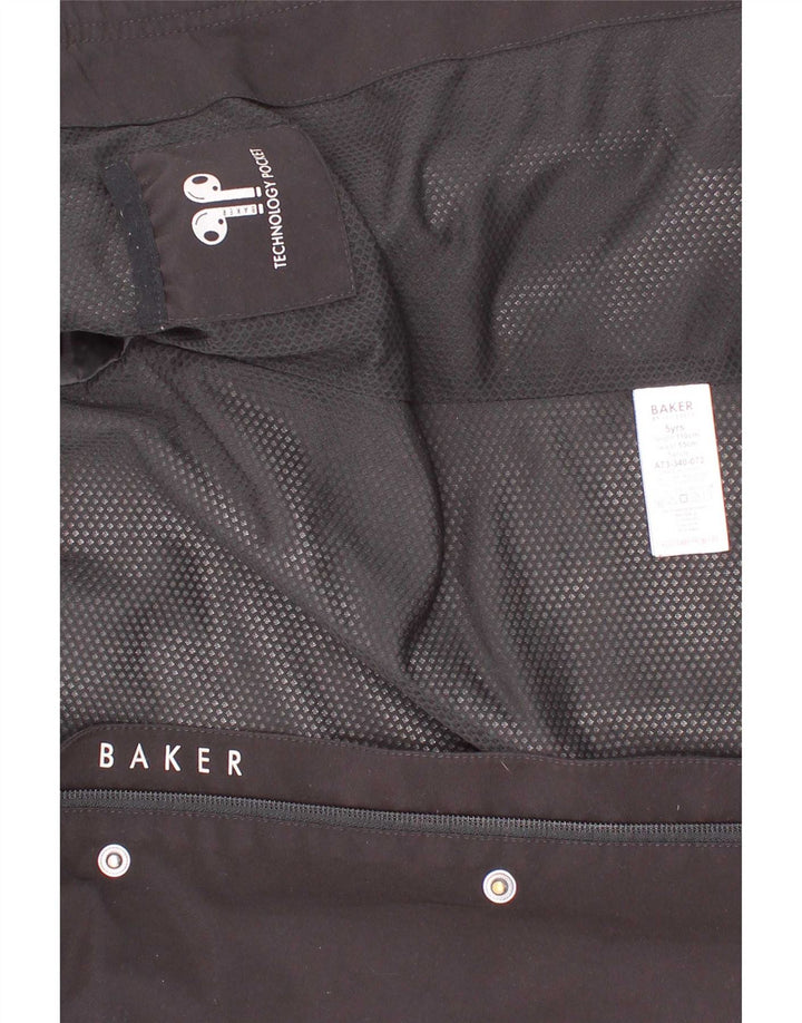 Ted Baker Chłopięca kurtka przeciwdeszczowa z kapturem i grafiką, 4-5 lat, czarna, poliester