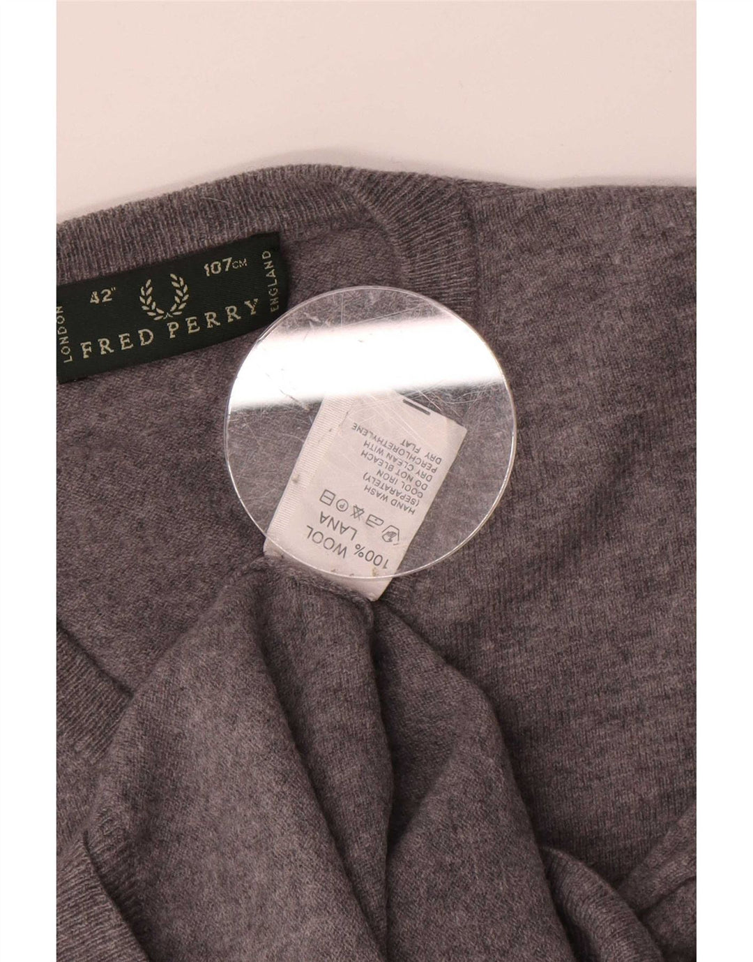Męski sweter Fred Perry z dekoltem w kształcie litery V, średnioszary, wełniany