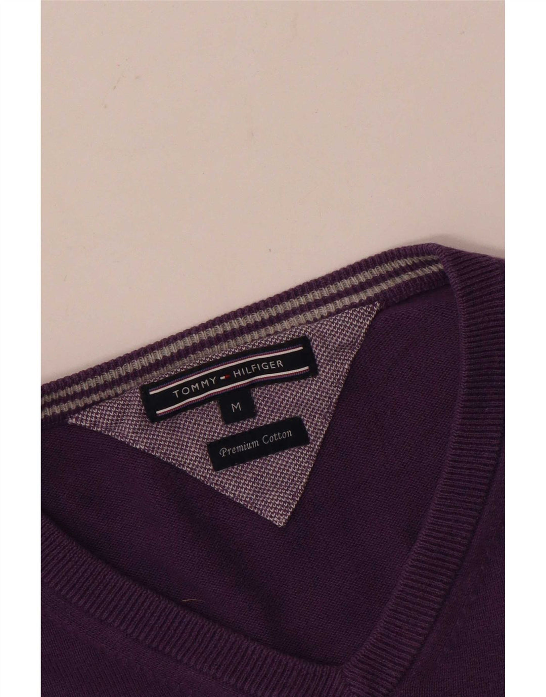 Męski sweter Tommy Hilfiger z dekoltem w kształcie litery V, średniofioletowy, bawełniany