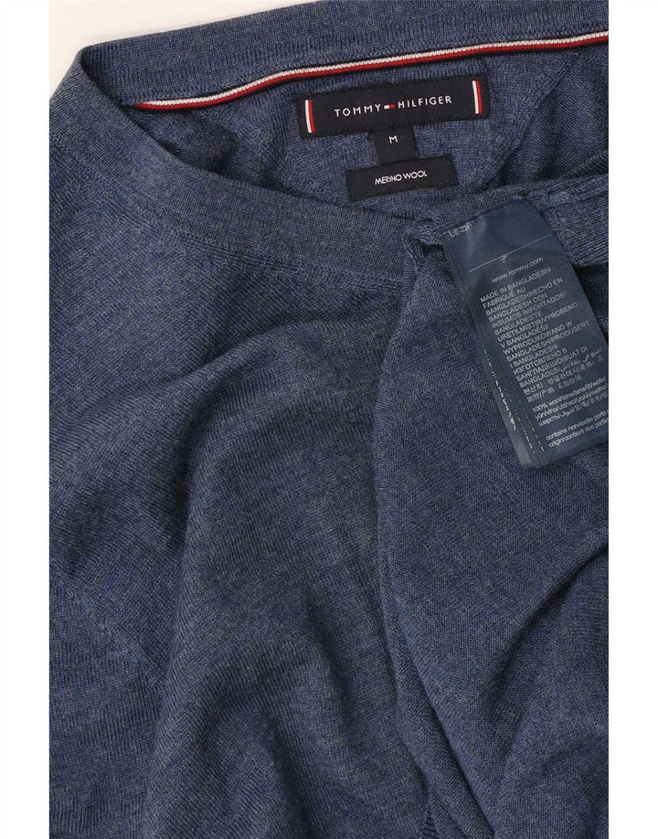 Męski sweter Tommy Hilfiger z dekoltem w kształcie litery V, średni niebieski, wełna merynosów