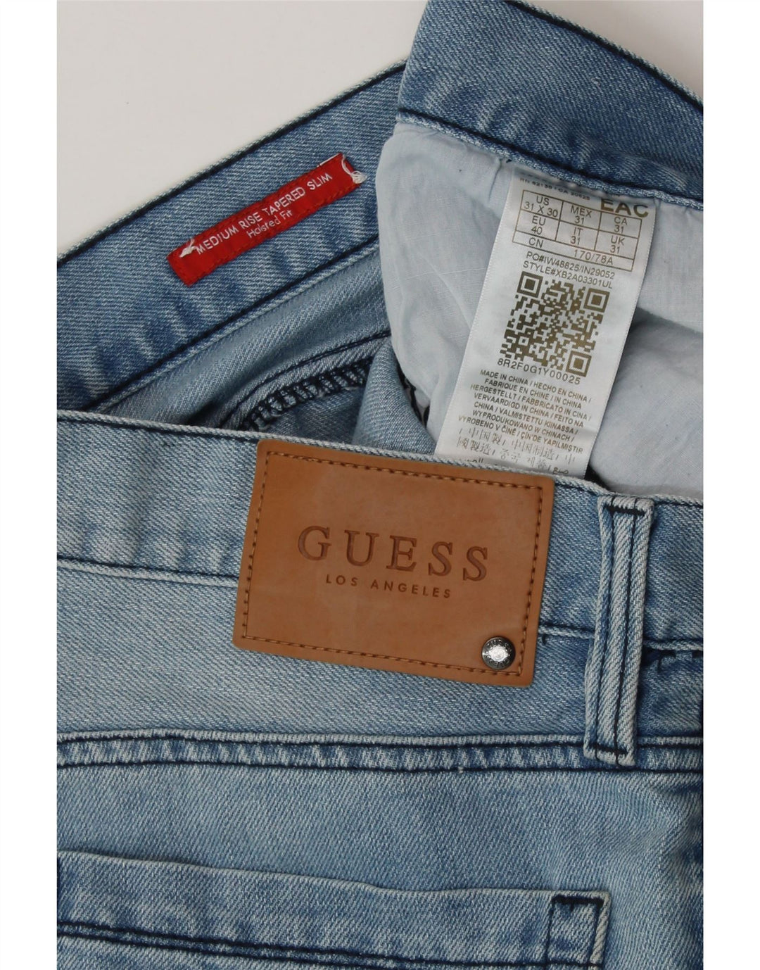 Damskie jeansy GUESS Halsted Fit ze średnim stanem, zwężane W31 L30, niebieska bawełna