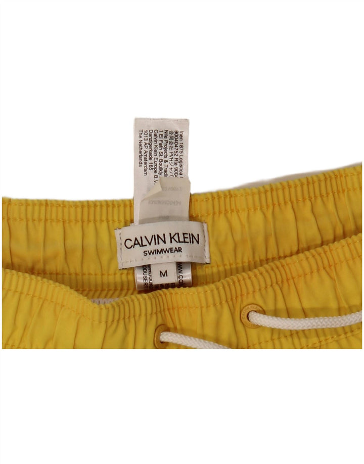 Męskie spodenki kąpielowe CALVIN KLEIN z grafiką, w kolorze średniożółtym