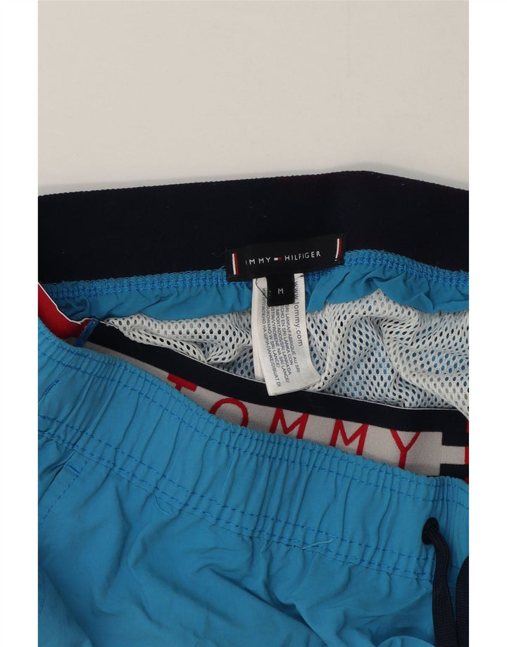 Męskie spodenki kąpielowe Tommy Hilfiger Graphic w kolorze średnioniebieskim