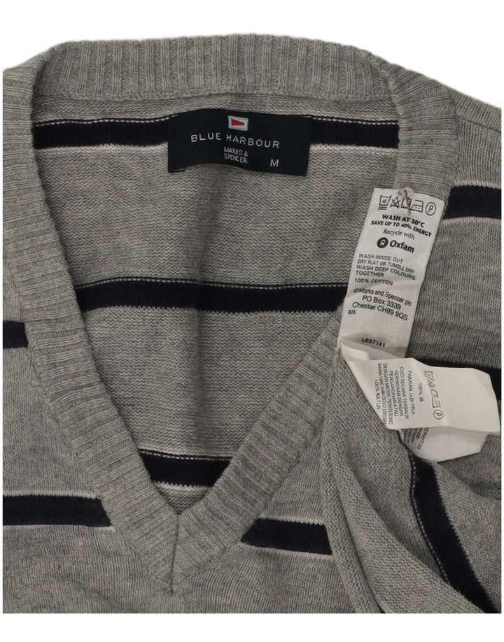 Męski sweter Marks & Spencer Blue Harbor z dekoltem w kształcie litery V, w średnie szare paski