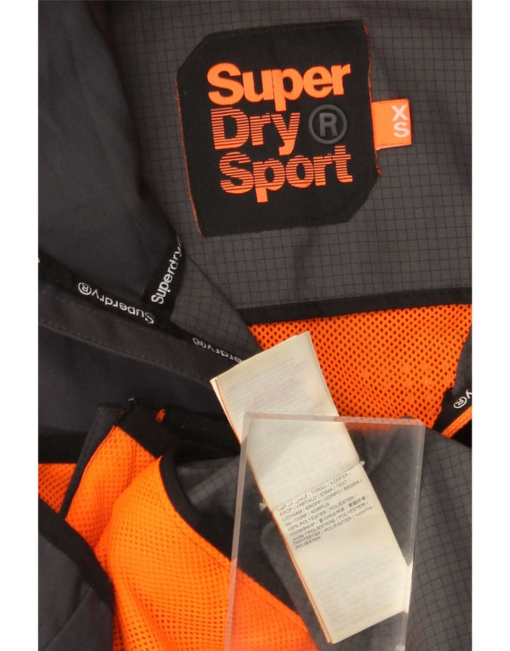 Męska kurtka przeciwdeszczowa z kapturem i grafiką Superdry UK 34 XS, szary poliester