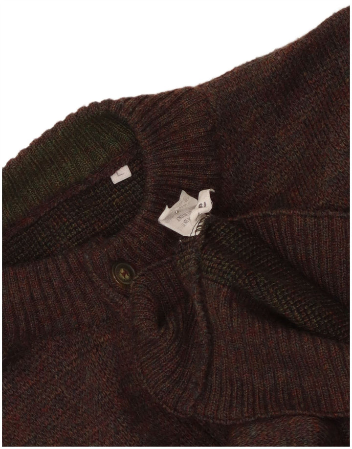 Męski sweter w stylu vintage z graficznym dekoltem i dużym brązowym akrylem