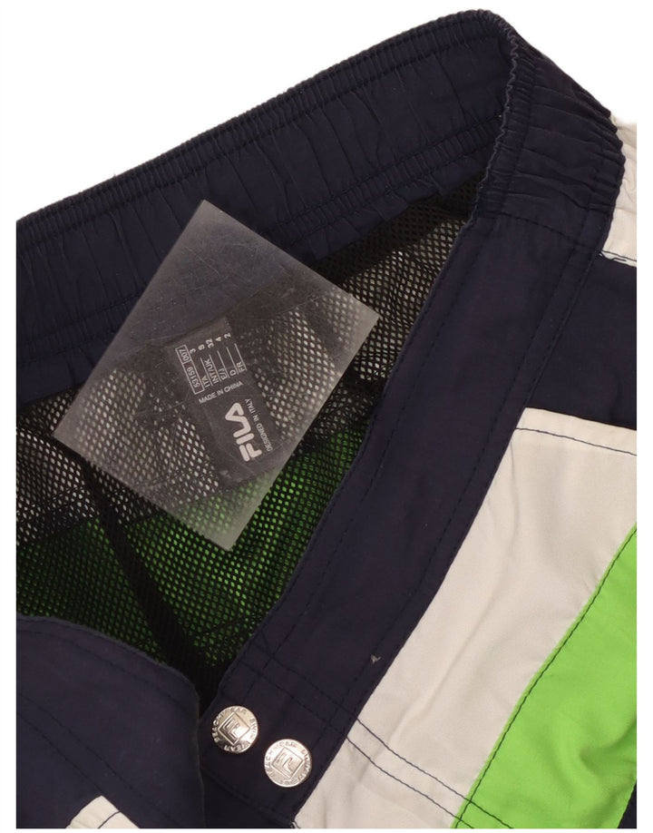 Męskie spodenki kąpielowe Fila z grafiką, małe, granatowe, z poliestru w blokach kolorów