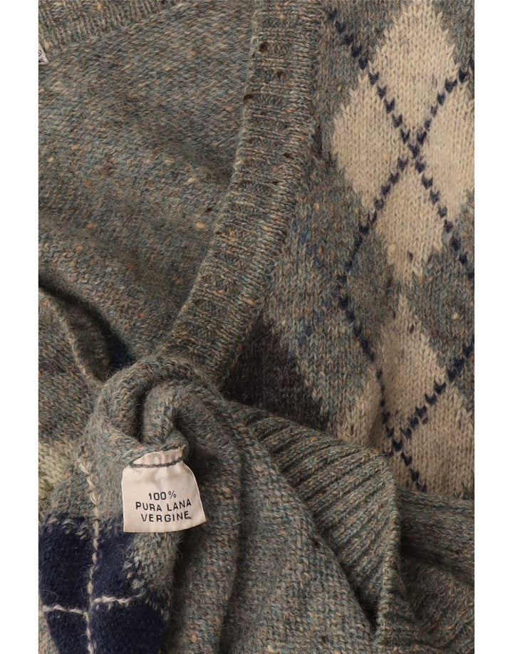 Męski sweter w stylu vintage z dekoltem w szpic, średnio szary, wykonany z tkaniny argyle/diamentowej wełny dziewiczej