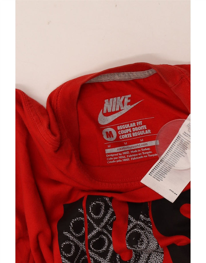 Męska koszulka z grafiką o regularnym kroju Nike, bawełniana, w kolorze średnio czerwonym