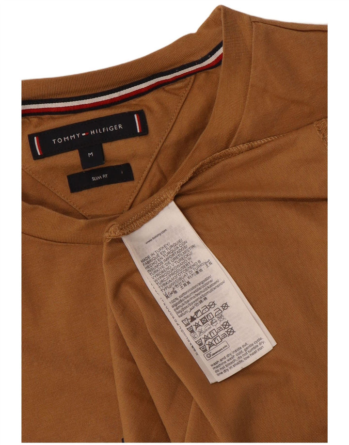 Męski T-shirt Tommy Hilfiger o dopasowanym kroju z grafiką, średniobrązowy, bawełniany