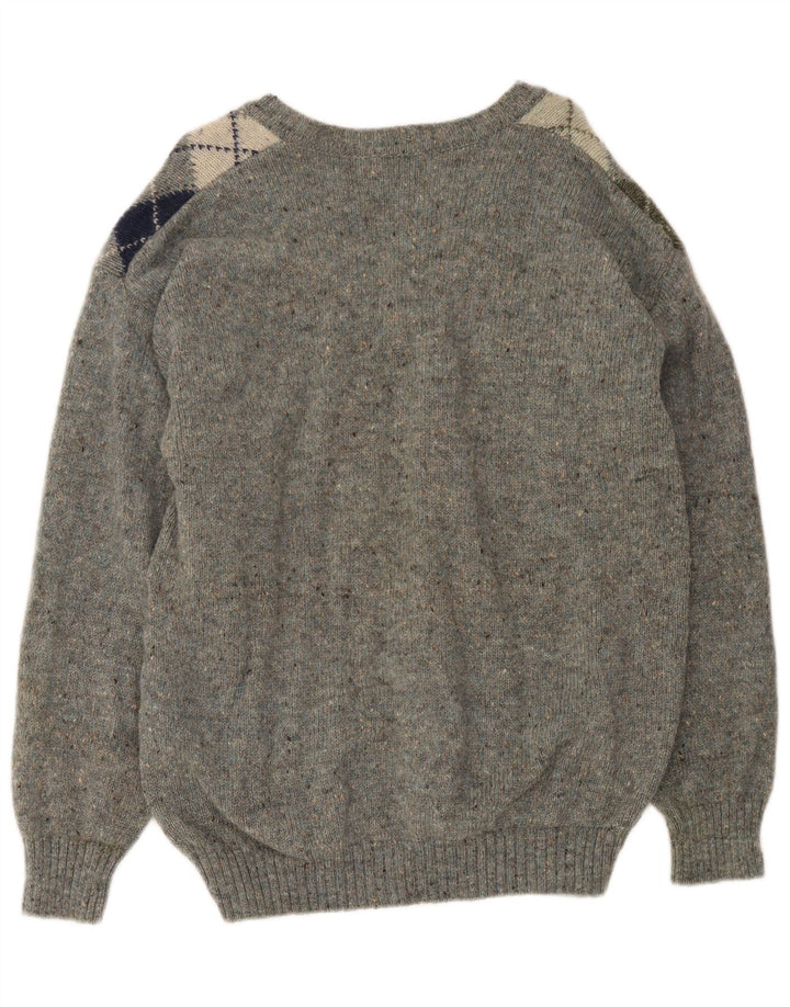 Męski sweter w stylu vintage z dekoltem w szpic, średnio szary, wykonany z tkaniny argyle/diamentowej wełny dziewiczej