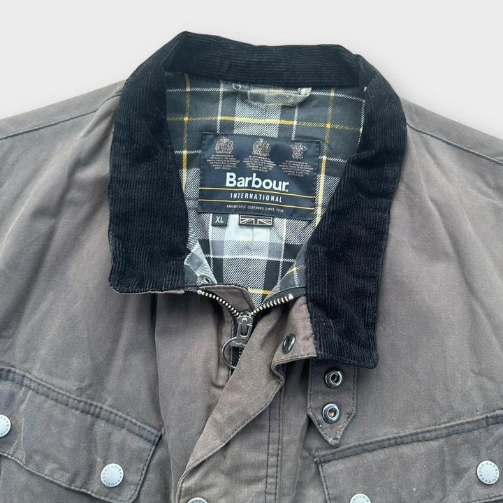Międzynarodowa kurtka woskowana Barbour - XL
