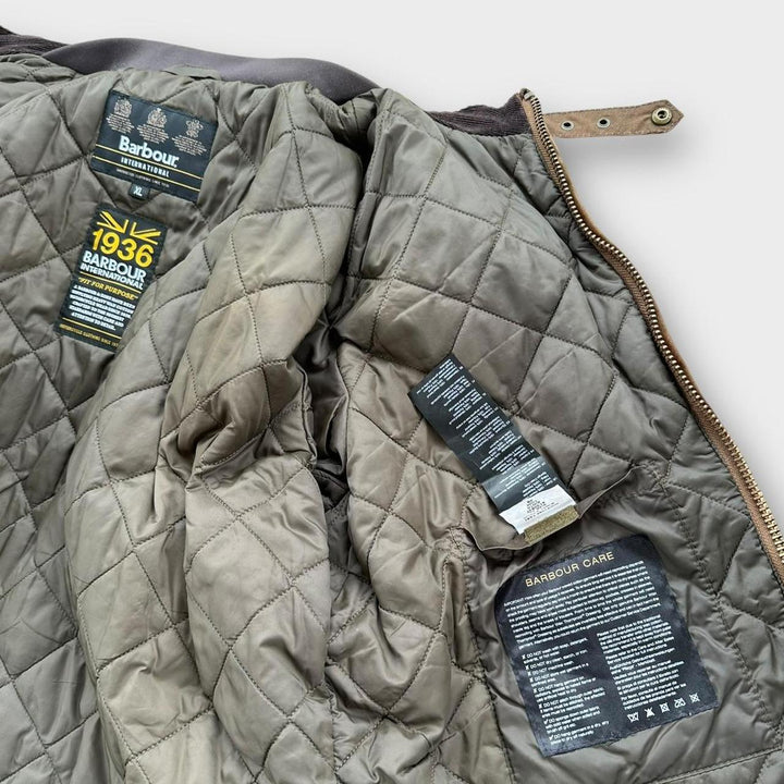 Międzynarodowa kurtka woskowana Barbour - XL