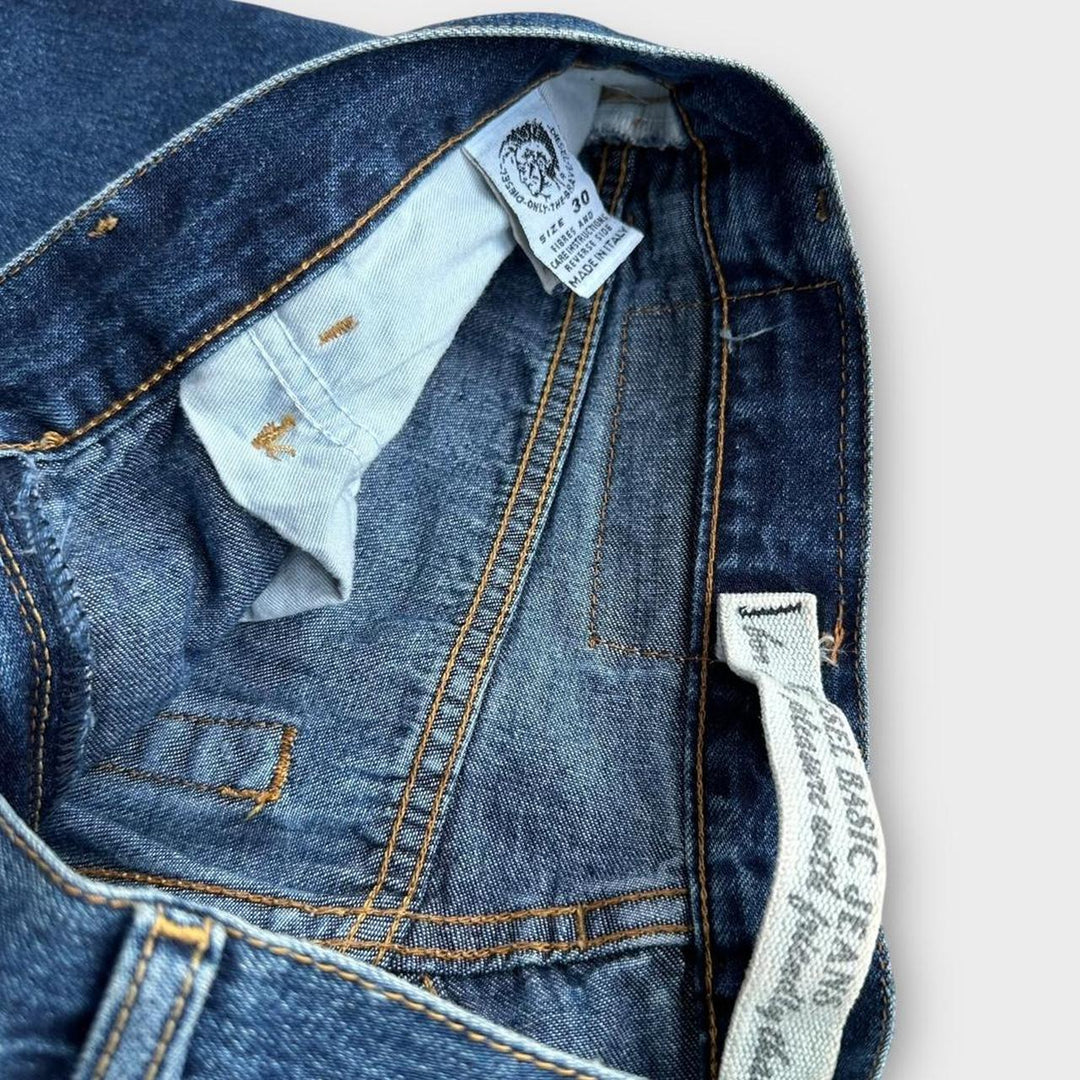 Jeansy Diesel z rozkloszowanymi nogawkami - talia 30 cali