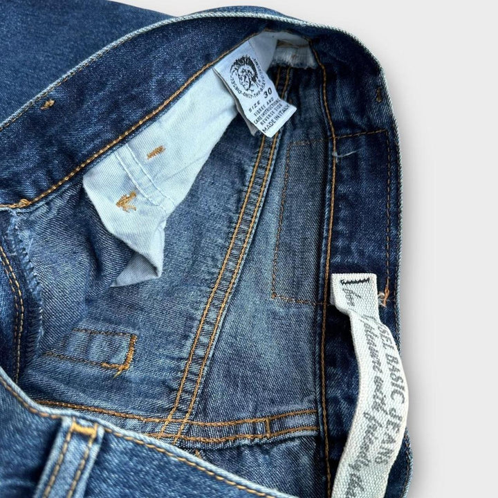 Jeansy Diesel z rozkloszowanymi nogawkami - talia 30 cali