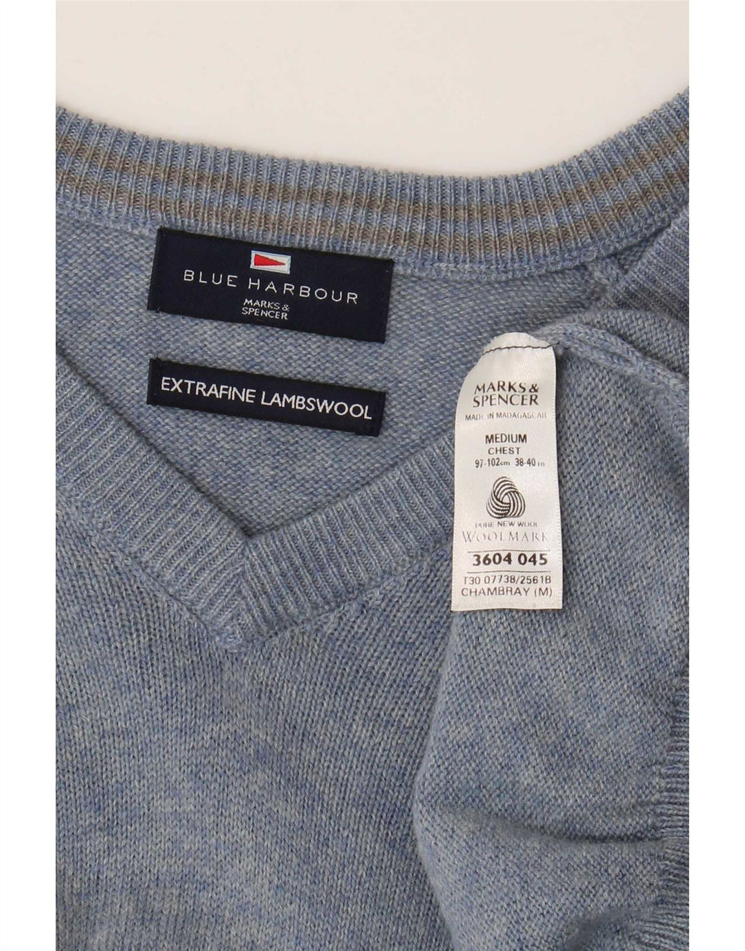 Męski sweter Marks & Spencer Blue Harbor z dekoltem w kształcie litery V, średnioniebieski