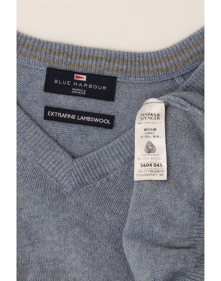 Męski sweter Marks & Spencer Blue Harbor z dekoltem w kształcie litery V, średnioniebieski