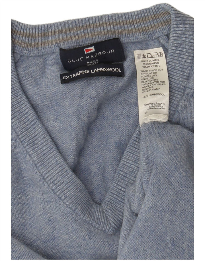 Męski sweter Marks & Spencer Blue Harbor z dekoltem w kształcie litery V, średnioniebieski