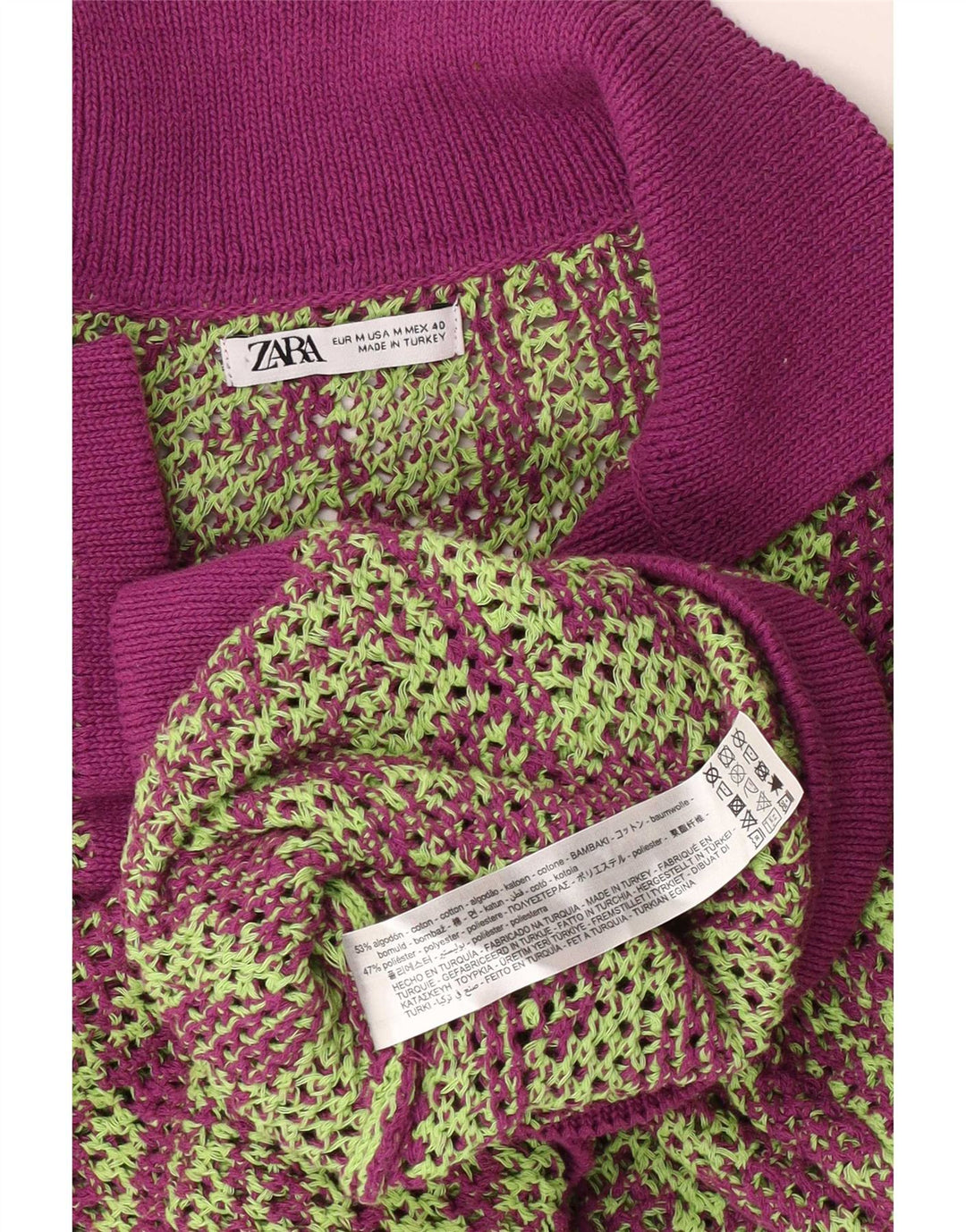 Męski sweter Zara z przezroczystym dekoltem w kolorze średniofioletowym i geometrycznym