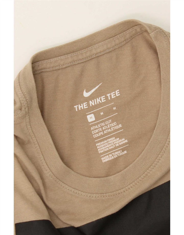 Męski T-shirt Nike Athletic Cut Graphic Top w kolorze średniego beżu