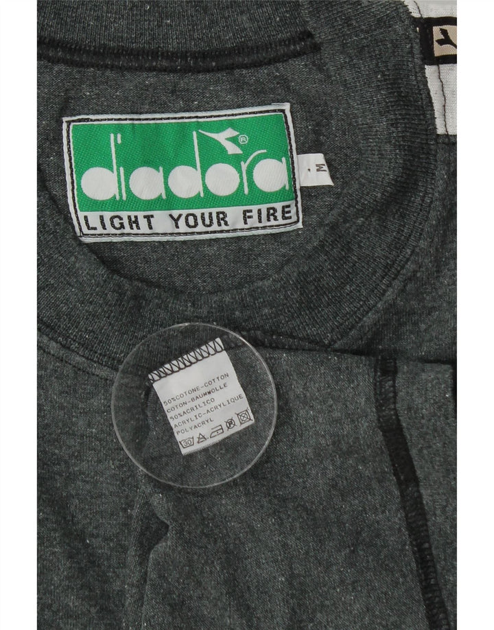 Męski sweter Diadora z graficznym wycięciem pod szyją, średnioszary, z blokami kolorów