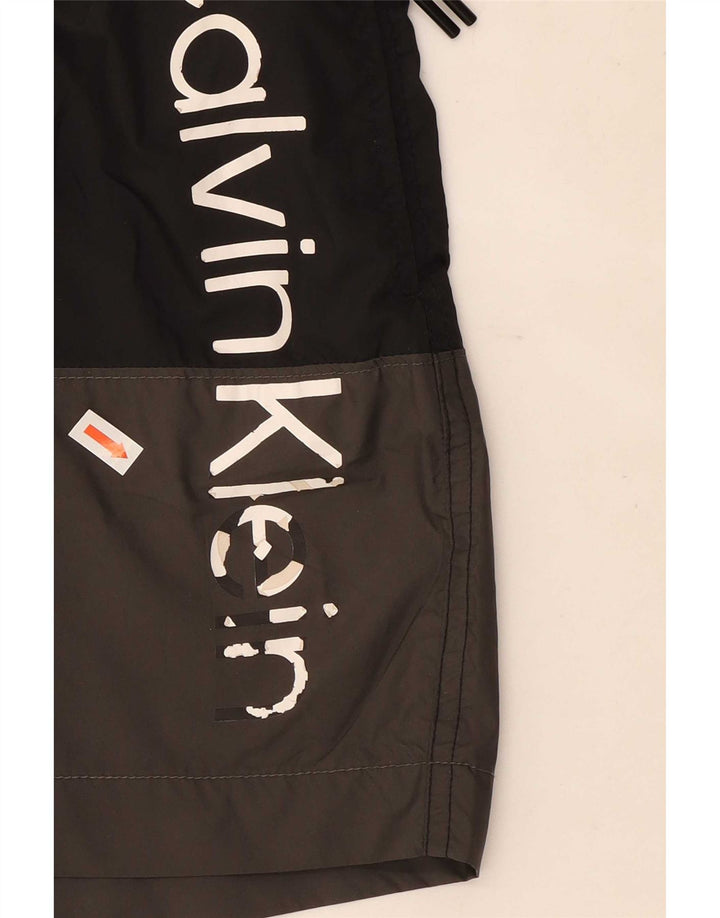 Męskie spodenki kąpielowe Calvin Klein z grafiką, w kolorze średniej czerni