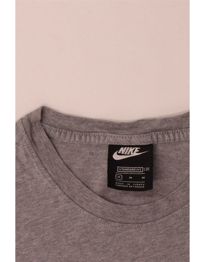 T-shirt męski Nike o standardowym kroju, bawełniany, średnioszary, z blokami kolorów