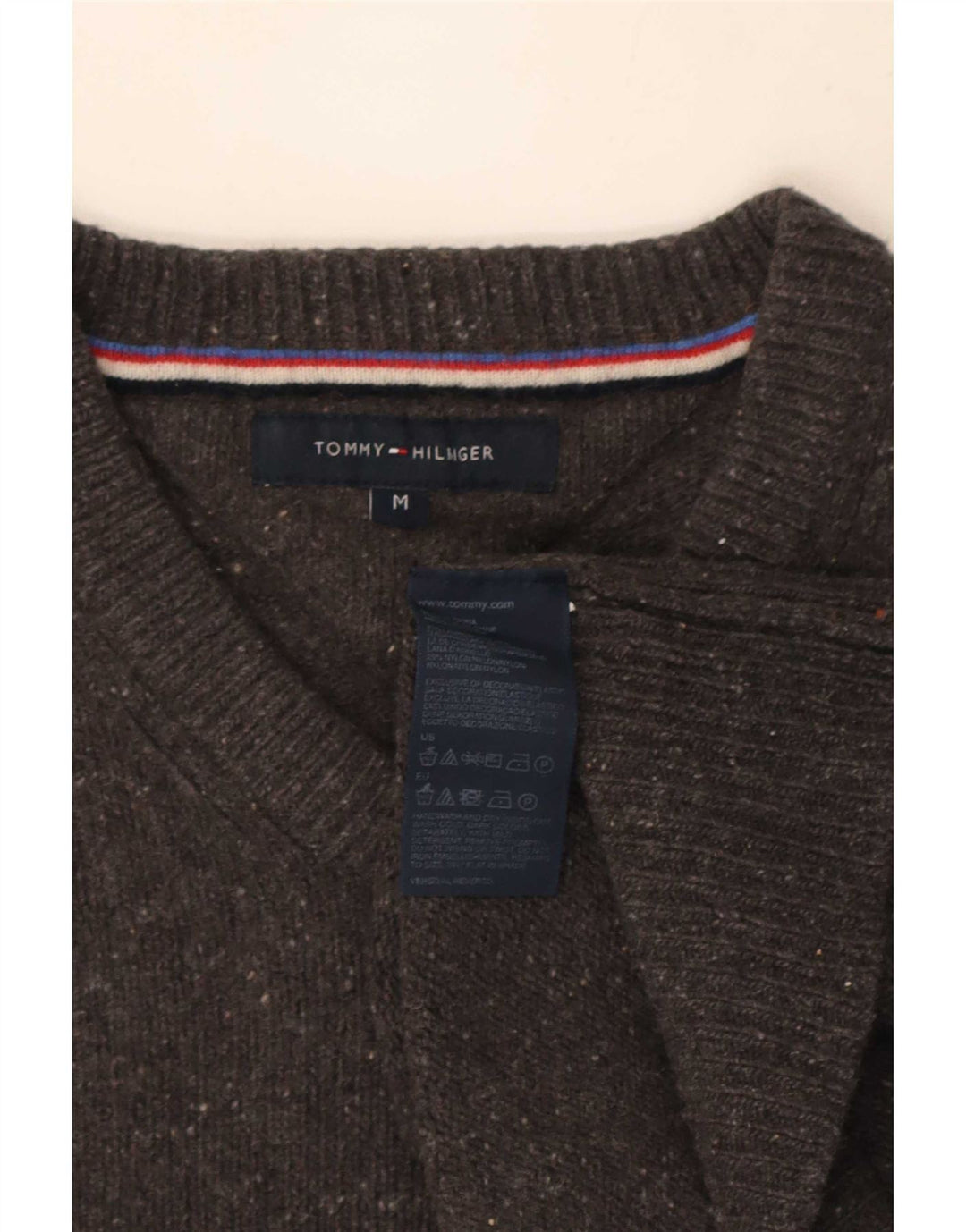 Męski sweter Tommy Hilfiger z dekoltem w kształcie litery V, średnioszary, wełniany w cętki
