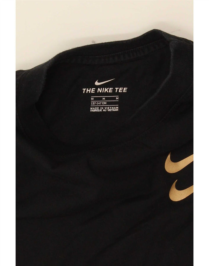 Chłopięcy T-shirt Nike Swoosh z grafiką, 10-11 lat, średni czarny