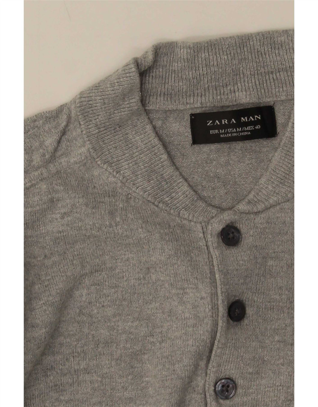 Męski sweter Zara z krótkim rękawem i dekoltem w kolorze średnioszarym