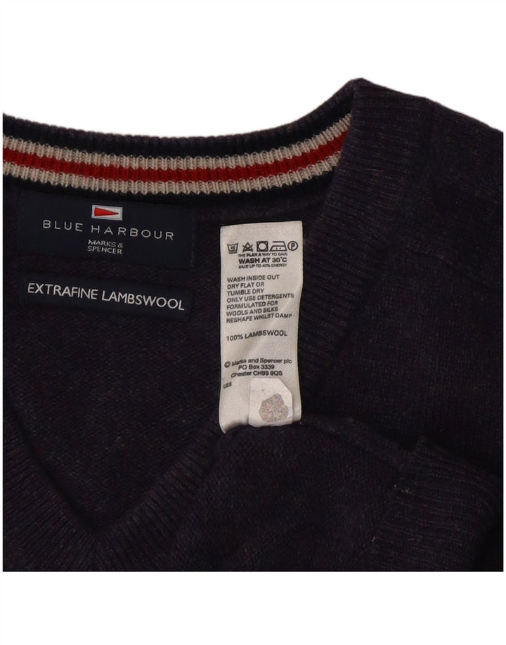 Męski sweter Marks & Spencer Blue Harbor z dekoltem w kształcie litery V, średni fiolet