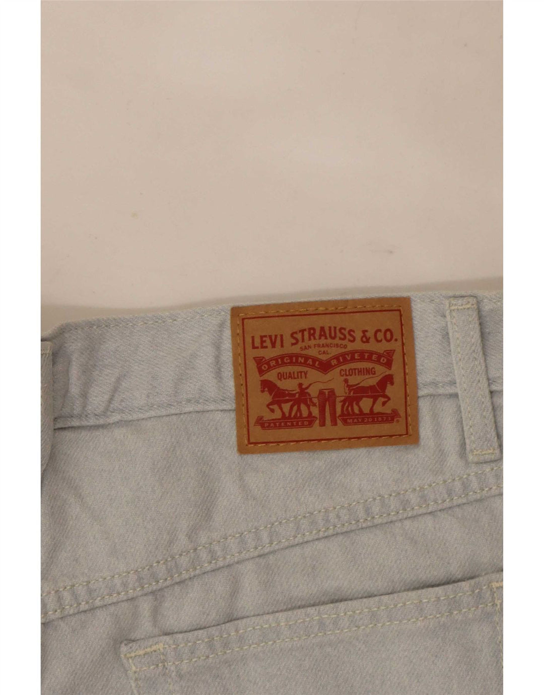 Damskie spodenki dżinsowe Levi's Mom z wysokim stanem W29 Średni niebieski, bawełniany