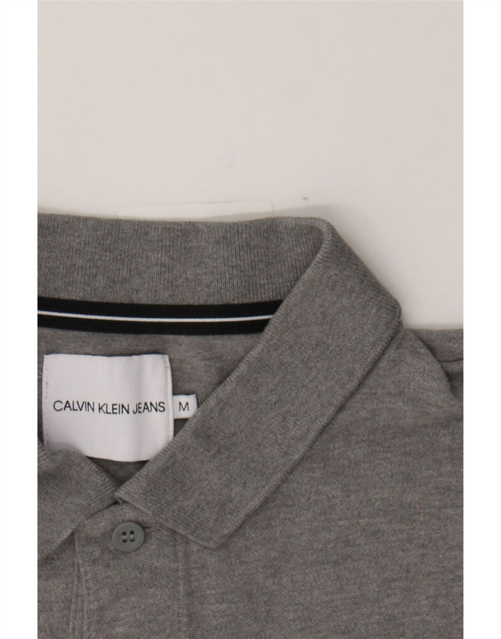 CALVIN KLEIN JEANS Mens Graphic Polo Shirt Medium Grey Cotton Vintage Calvin Klein Jeans and Second-Hand Calvin Klein Jeans from Messina Hembry 