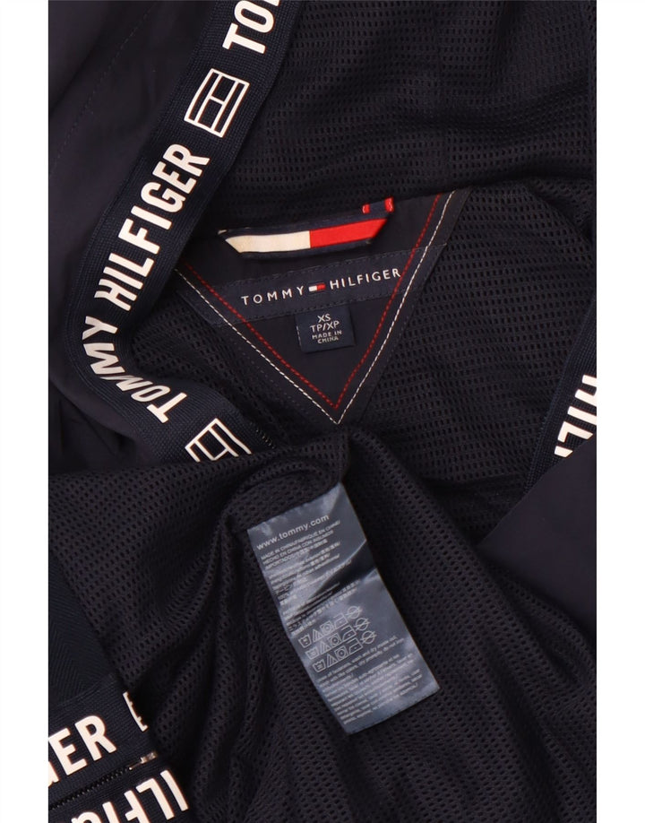 Damska kurtka przeciwdeszczowa z kapturem i grafiką TOMMY HILFIGER UK 6 XS granatowa