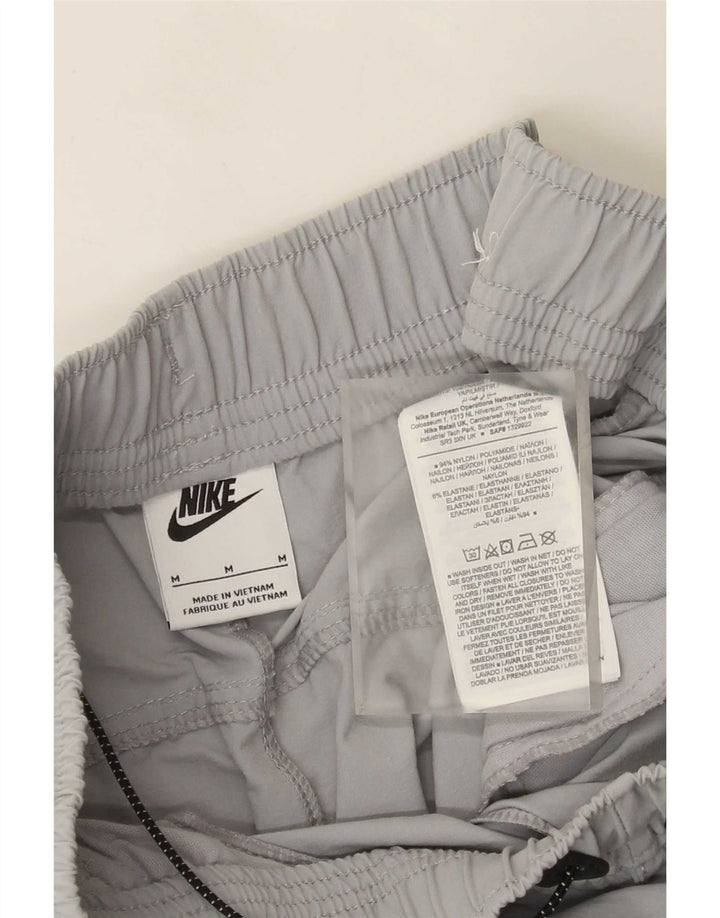 Męskie spodnie dresowe Nike Graphic Cargo Joggery w kolorze średniego szarego nylonu
