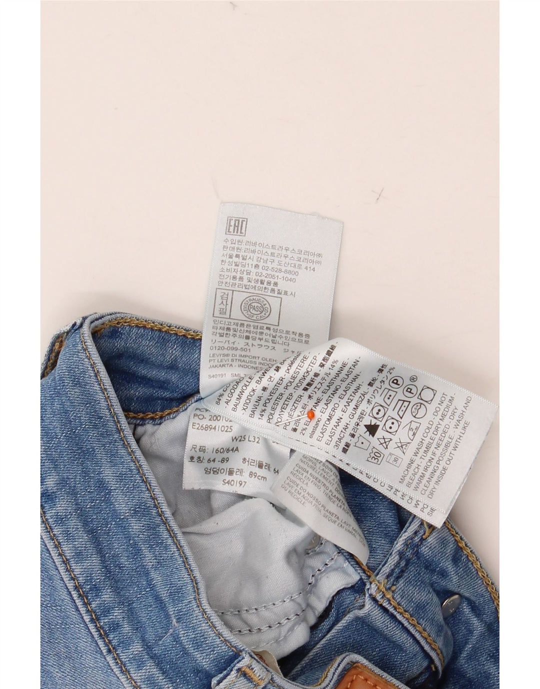 Damskie jeansy LEVI'S z wysokim stanem, rozkloszowane W25 L32, niebieska bawełna